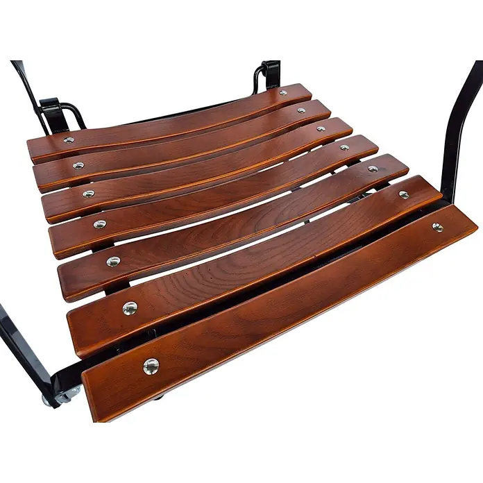 CHEFGASTRO Biergartensessel BAVARIA mit Armlehne Made in Germany 1 Sitzer HxBxT 90x42x46cm klappbar wetterfest & UV-beständig Eschenholz Schwarz/Braun -  - Nahaufnahme einer dunkelbraunen Holzlattenbank mit schwarzem Metallrahmen.