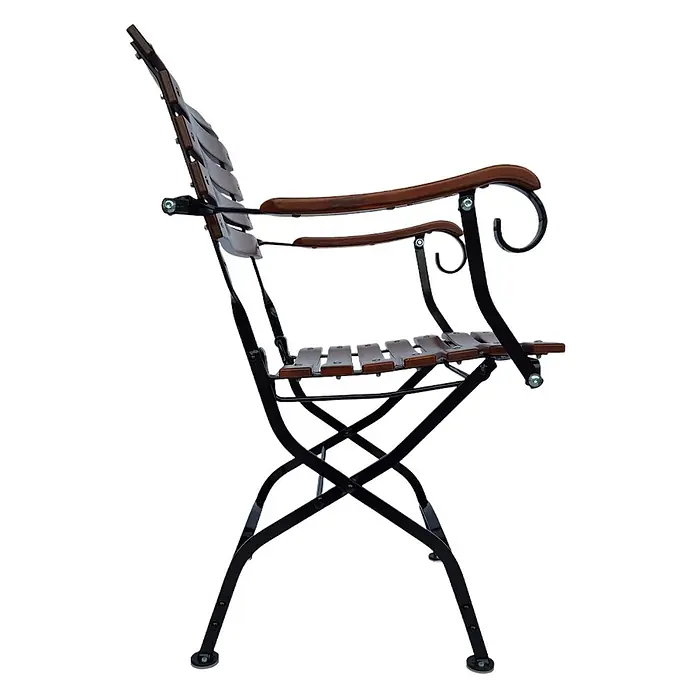 CHEFGASTRO Biergartensessel BAVARIA mit Armlehne Made in Germany 1 Sitzer HxBxT 90x42x46cm klappbar wetterfest & UV-beständig Eschenholz Schwarz/Braun -  - Seitenansicht eines Klappstuhls aus dunklem Holz und schwarzem Metall. Mit Lattenrost und geschwungenen Armlehnen.