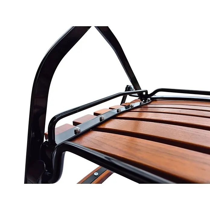 CHEFGASTRO Biergartensessel BAVARIA mit Armlehne Made in Germany 1 Sitzer HxBxT 90x42x46cm klappbar wetterfest & UV-beständig Eschenholz Schwarz/Braun -  - Braune Holzlatten und schwarzes Metallgestell einer Bank, mit silbernen Schrauben befestigt.