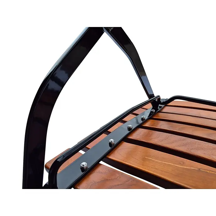 CHEFGASTRO Biergartenstuhl BAVARIA Made in Germany 1 Sitzer HxBxT 90x42x46cm klappbar wetterfest & UV-beständig Eschenholz Schwarz/Braun -  - Nahaufnahme einer Bank aus Holzlatten mit schwarzem Metallrahmen und silbernen Schrauben.