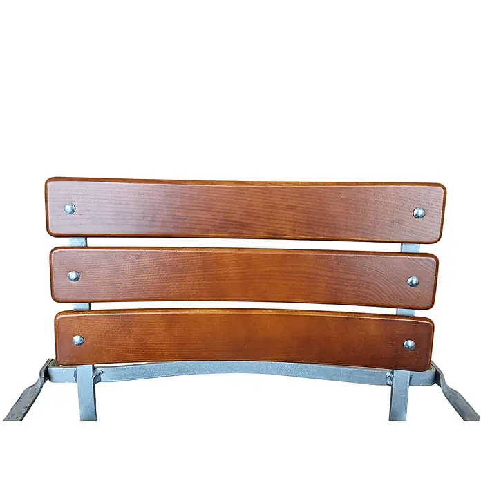 CHEFGASTRO Biergartenstuhl BERGWIESE mit Armlehne Made in Germany 1-Sitzer HxBxT 89x42x42cm wetterfest & UV-beständig Eschenholz Silber/Braun Biergartensessel -  - Detailansicht einer Stuhllehne mit drei horizontalen braunen Holzlatten und sichtbaren Metallnieten auf einem grauen Metallrahmen.
