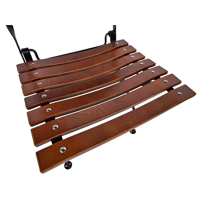 CHEFGASTRO Biergartenstuhl BAVARIA Made in Germany 1 Sitzer HxBxT 90x42x46cm klappbar wetterfest & UV-beständig Eschenholz Schwarz/Braun -  - Nahaufnahme einer dunkelbraunen Holzlatten-Balkontischplatte mit schwarzen Metallhalterungen.