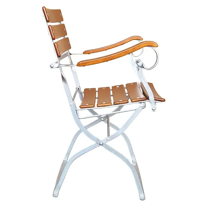 CHEFGASTRO Biergartenstuhl BERGWIESE mit Armlehne Made in Germany 1-Sitzer HxBxT 89x42x42cm wetterfest & UV-beständig Eschenholz Silber/Braun Biergartensessel -  - Klappstuhl aus silbernem Metall mit braunen Holzlatten für Sitz und Rückenlehne und geschwungenen Holzarmlehnen.
