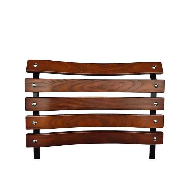 CHEFGASTRO Biergartenstuhl BAVARIA Made in Germany 1 Sitzer HxBxT 90x42x46cm klappbar wetterfest & UV-beständig Eschenholz Schwarz/Braun -  - Nahaufnahme einer dunkelbraunen Holzstuhl-Rückenlehne mit fünf horizontalen Latten, sichtbarer Holzmaserung und Metallbefestigungen an einem schwarzen Gestell.