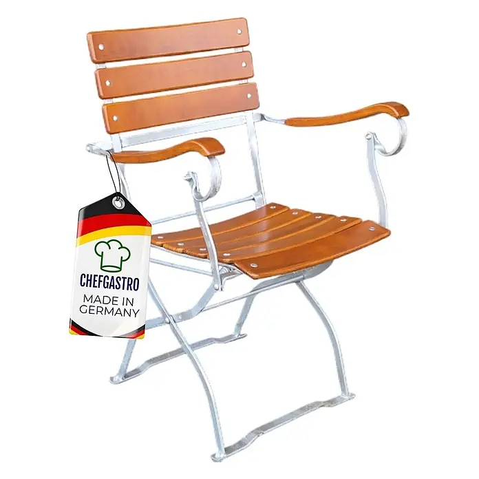 CHEFGASTRO Biergartenstuhl BERGWIESE mit Armlehne Made in Germany 1-Sitzer HxBxT 89x42x42cm wetterfest & UV-beständig Eschenholz Silber/Braun Biergartensessel -  - Klappstuhl mit hellbraunen Holzlatten und silbernem Metallgestell, mit Armlehnen.