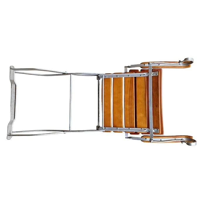 CHEFGASTRO Biergartenstuhl BERGWIESE mit Armlehne Made in Germany 1-Sitzer HxBxT 89x42x42cm wetterfest & UV-beständig Eschenholz Silber/Braun Biergartensessel -  - Klappbarer Stadionsitz: hellbraune Holzlatten, silberner Metallrahmen.