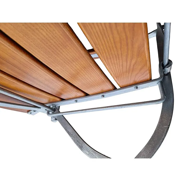 CHEFGASTRO Biergartenstuhl BERGWIESE mit Armlehne Made in Germany 1-Sitzer HxBxT 89x42x42cm wetterfest & UV-beständig Eschenholz Silber/Braun Biergartensessel -  - Nahaufnahme einer hölzernen Lattenbank mit grauem Metallrahmen, Befestigungspunkte und gekrümmte Stützstruktur zeigend.