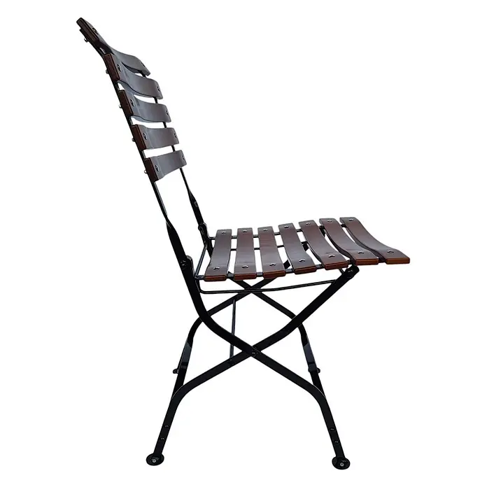 CHEFGASTRO Biergartenstuhl BAVARIA Made in Germany 1 Sitzer HxBxT 90x42x46cm klappbar wetterfest & UV-beständig Eschenholz Schwarz/Braun -  - Klappbarer Bistrostuhl mit dunkelbrauner Holzlamellen-Sitzfläche und Rückenlehne auf schwarzem Metallgestell.