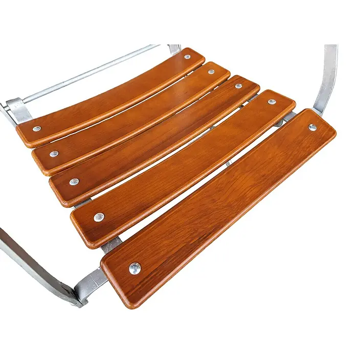 CHEFGASTRO Biergartenstuhl BERGWIESE mit Armlehne Made in Germany 1-Sitzer HxBxT 89x42x42cm wetterfest & UV-beständig Eschenholz Silber/Braun Biergartensessel -  - Nahaufnahme geschwungener brauner Holzlatten eines Stuhls, befestigt an silbernen Metallstützen.