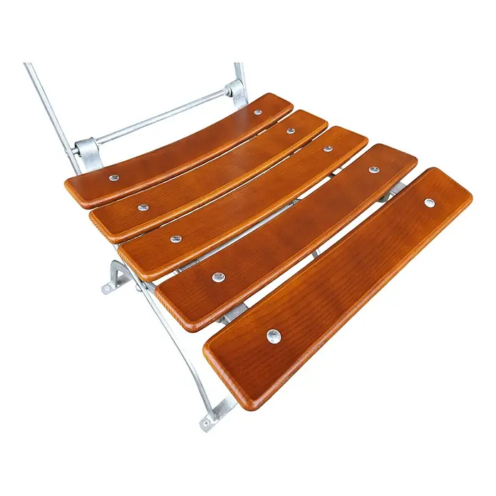 CHEFGASTRO Biergartenstuhl BERGWIESE Made in Germany 1-Sitzer HxBxT 89x40x42cm wetterfest & UV-beständig Eschenholz Silber/Braun -  - Braune Holzlatten einer Klappstuhl-Sitzfläche mit silbernem Metallrahmen.