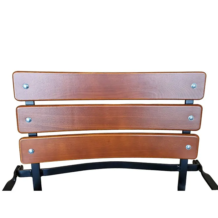 CHEFGASTRO Biergartenstuhl BERGWIESE mit Armlehne Made in Germany 1-Sitzer HxBxT 89x42x42cm wetterfest & UV-beständig Eschenholz Schwarz/Braun Biergartensessel -  - Nahaufnahme einer Rückenlehne mit drei rotbraunen Holzlatten und schwarzen Metallstützen mit sichtbaren silbernen Nieten.