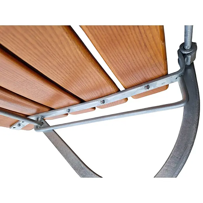 CHEFGASTRO Biergartenstuhl BERGWIESE Made in Germany 1-Sitzer HxBxT 89x40x42cm wetterfest & UV-beständig Eschenholz Silber/Braun -  - Unteransicht einer Sitzbank mit Holzlatten, braune Bretter sicher verschraubt mit einem verzinkten Metallrahmen und geschwungenen Stützen.