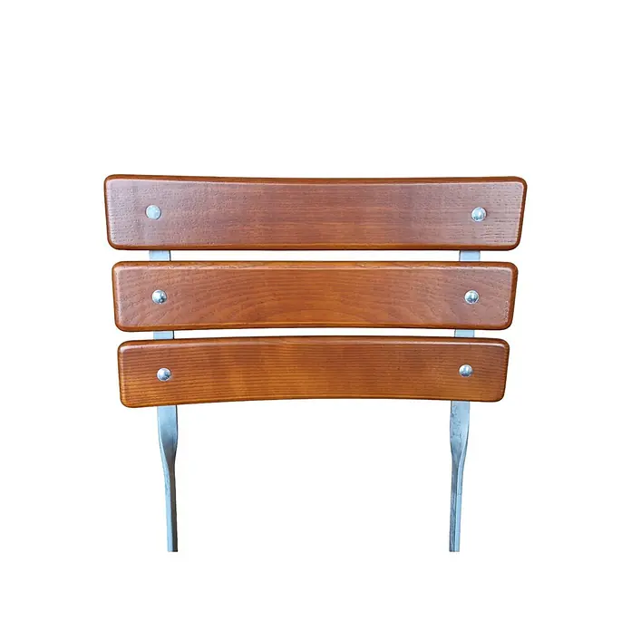 CHEFGASTRO Biergartenstuhl BERGWIESE Made in Germany 1-Sitzer HxBxT 89x40x42cm wetterfest & UV-beständig Eschenholz Silber/Braun -  - Rückenlehne eines Holzstuhls mit drei braunen Latten und Metallstützen, befestigt mit silbernen Nieten.
