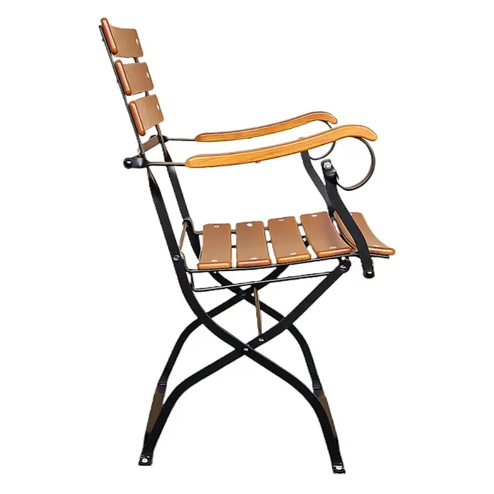 CHEFGASTRO Biergartenstuhl BERGWIESE mit Armlehne Made in Germany 1-Sitzer HxBxT 89x42x42cm wetterfest & UV-beständig Eschenholz Schwarz/Braun Biergartensessel -  - Seitenansicht eines Klappstuhls mit schwarzem Metallgestell, hellbraunen Holzlatten für Sitz und Rückenlehne sowie Holzarmlehnen.