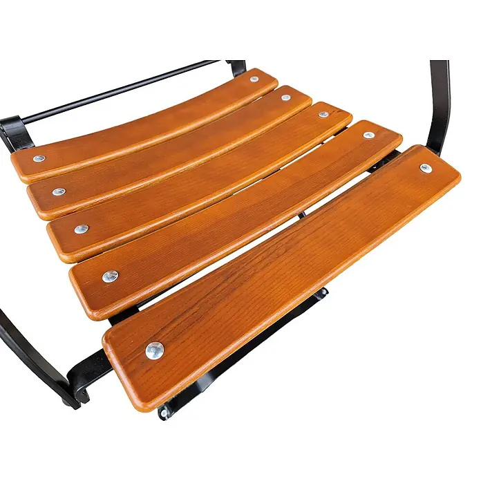 CHEFGASTRO Biergartenstuhl BERGWIESE mit Armlehne Made in Germany 1-Sitzer HxBxT 89x42x42cm wetterfest & UV-beständig Eschenholz Schwarz/Braun Biergartensessel -  - Nahaufnahme einer Stuhl- oder Sitzbankfläche mit fünf gebogenen braunen Holzlatten auf schwarzem Metallrahmen mit silbernen Schrauben.