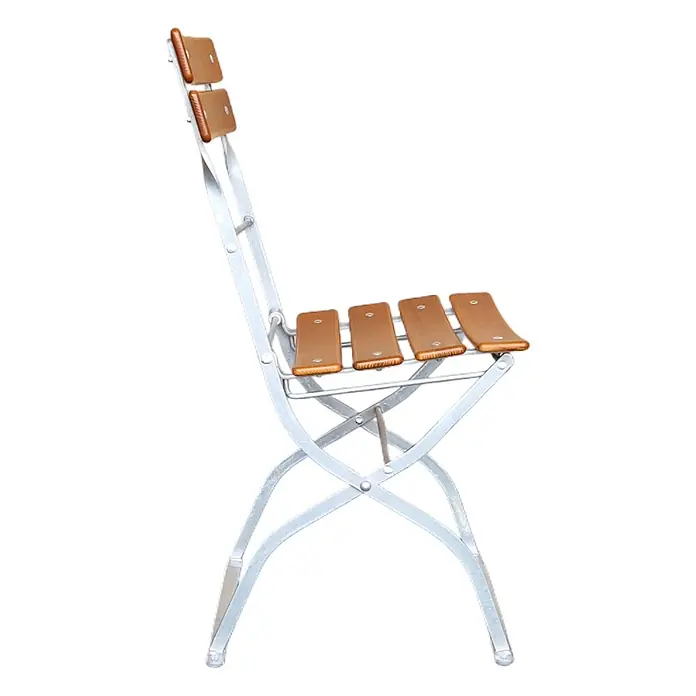 CHEFGASTRO Biergartenstuhl BERGWIESE Made in Germany 1-Sitzer HxBxT 89x35x40cm wetterfest & UV-beständig Eschenholz Silber/Braun -  - Klappstuhl mit hellem Metallgestell und gebogenen braunen Holzlamellen für Sitz und Rückenlehne.