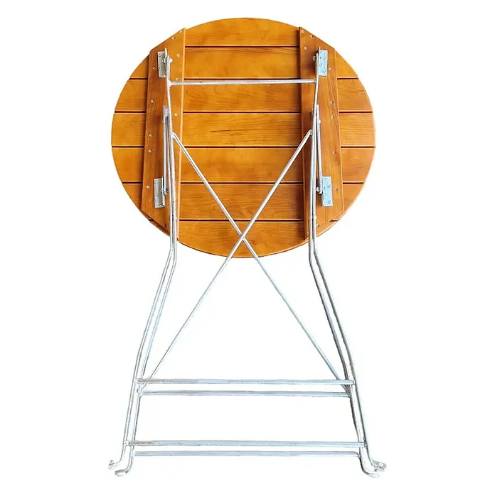 CHEFGASTRO Stehtisch WALDKRONE Made in Germany HxBxT 110x80x80cm  Ø80cm klappbar wetterfest & UV-beständig Eschenholz  Silber/Braun -  - Klappbarer runder Holztisch mit Lattenplatte und silbernem Metallklappgestell, von unten gezeigt.