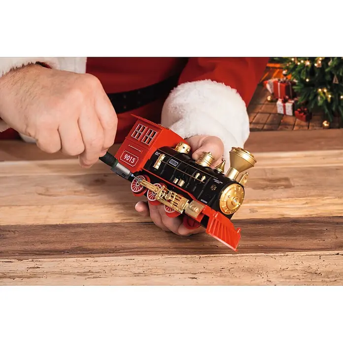 Bosch Adventskalender - Gesamtumfang: 44 -tlg. - Santas Hände reparieren einen schwarz-roten Spielzeugzug mit goldenen Akzenten und der Nummer 9015 mit einem Schraubenzieher.