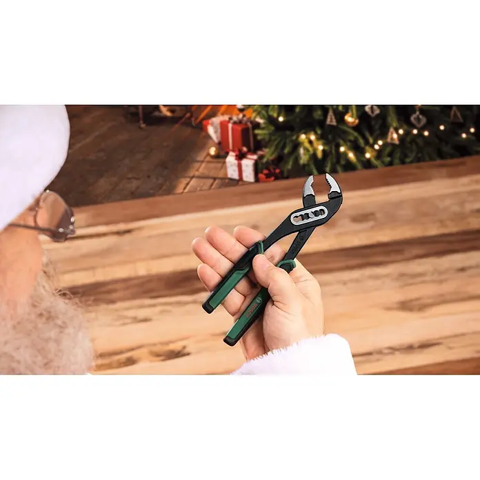 Bosch Adventskalender - Gesamtumfang: 44 -tlg. - Der Weihnachtsmann hält eine grüne und schwarze Bosch Rohrzange mit gezahnten Backen.