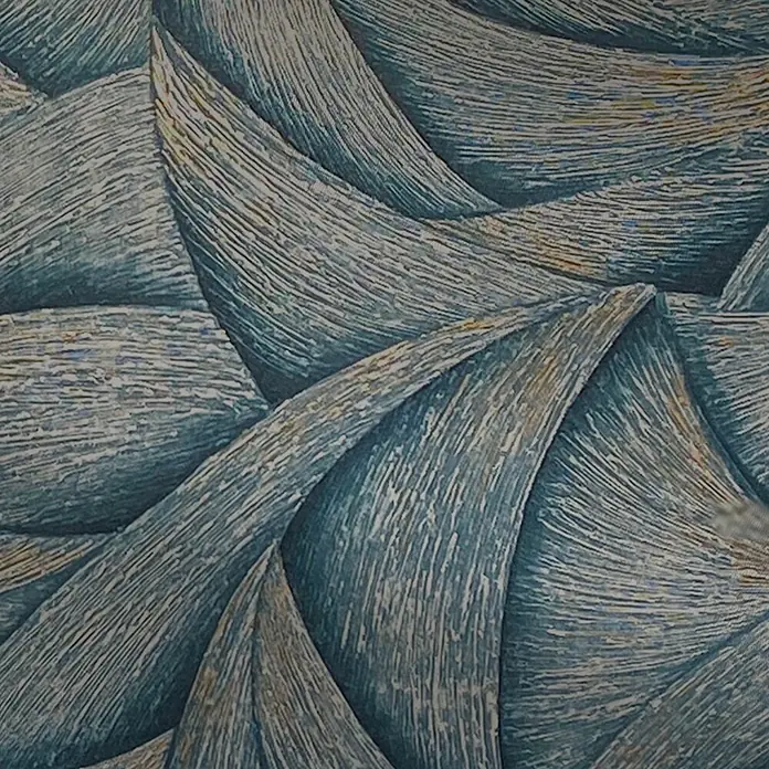 Marburg Ritus Vliestapete Grafik - Blau-Silber, Grafisch, 10,05 x 0,53 m - Texturiertes, ineinander verschlungenes blaugraues Muster mit wellenartigen Formen und subtilen goldenen Akzenten.