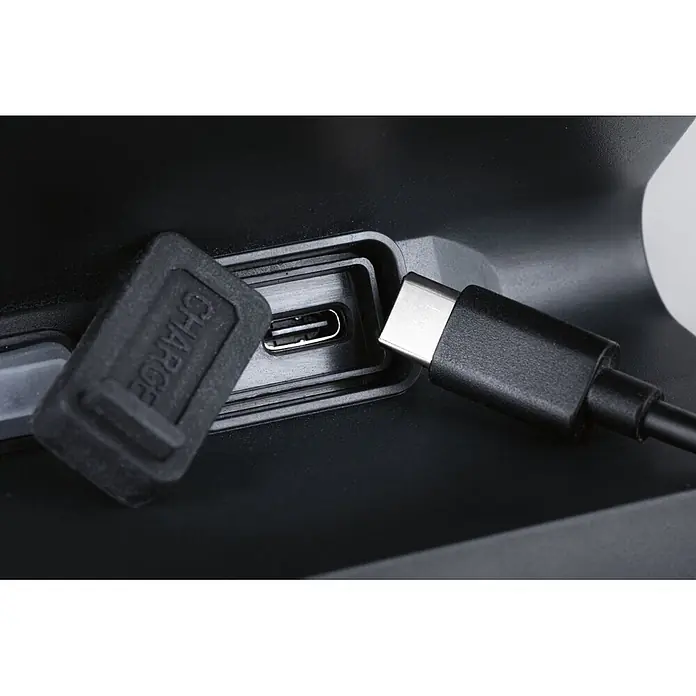 Paulmann Solarleuchte Lesly - Lichtfarbe: Warmweiß, LED, Höhe: 138 mm - Schwarzer USB-C-Ladeanschluss mit teilweise eingestecktem Kabel und offener Gummi-Klappe mit „CHARGE“-Aufschrift.