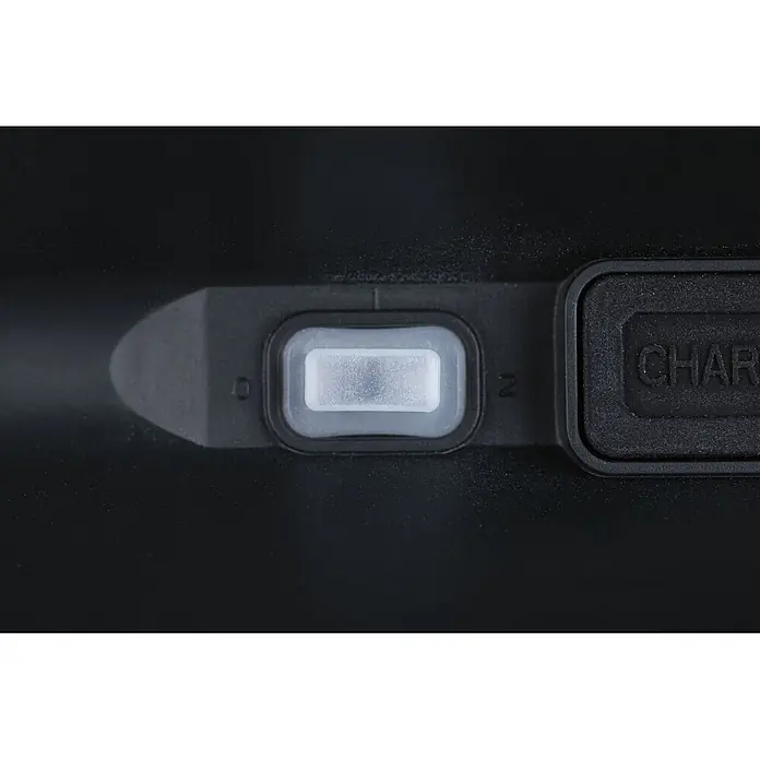 Paulmann Solarleuchte Lesly - Lichtfarbe: Warmweiß, LED, Höhe: 138 mm - Nahaufnahme eines schwarzen Geräts mit einem rechteckigen, durchscheinenden weißen Knopf und Text "2" und "CHAR". Wahrscheinlich ein Ladeanschluss oder eine Anzeige.