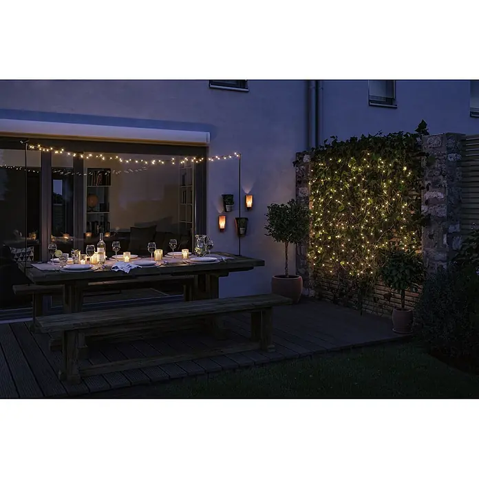 Paulmann LED-Solar-Lichterkette Aurinka - Länge: 21,9 m, Warmweiß, Anzahl Leuchtmittel: 200 Stk. - Warme Lichterketten beleuchten einen einladenden Essbereich im Freien bei Nacht.