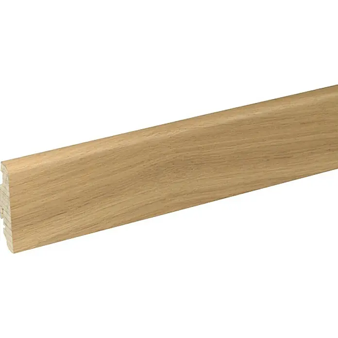 Profiles and more Sockelleiste SU60L Eiche Weiß - 250 cm x 19 mm x 58 mm, Fichte, Eiche - Ein Detailaufnahme einer Sockelleiste aus hellem Holz, die zur Abdeckung von Wand- und Bodenübergängen dient. Sie ist robust und formschön.