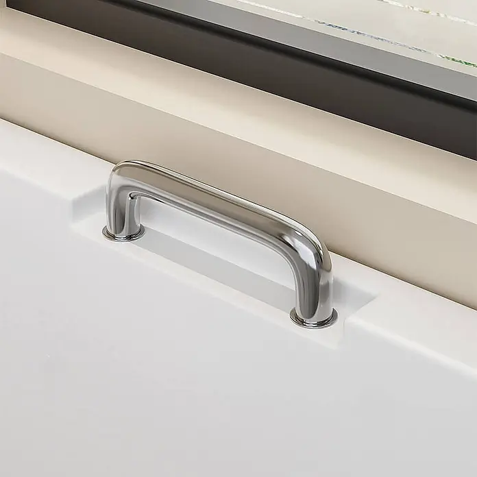 Home Deluxe Badewanne VITAL M - Weiß - Polierter Chrom-Sicherheitsgriff auf weißer Oberfläche montiert.