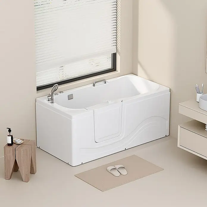 Home Deluxe Badewanne VITAL M - Weiß - Weiße begehbare Badewanne im Badezimmer mit Seitentür für einfachen Zugang.