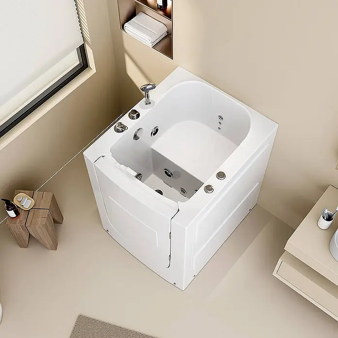 Home Deluxe Badewanne VITAL L - Weiß - Weiße begehbare Badewanne mit zugänglicher Tür und eingebauten Düsen, in modernem Badezimmer.
