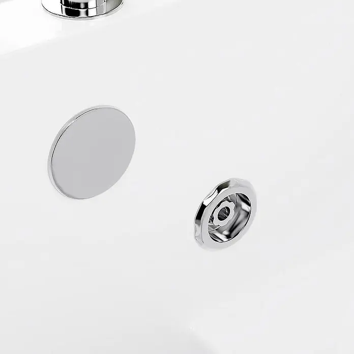 Home Deluxe Badewanne VITAL L - Weiß - Zwei glänzende Chrom-Badarmaturen: eine runde Überlaufabdeckung und eine kreisförmige Ablauföffnung.