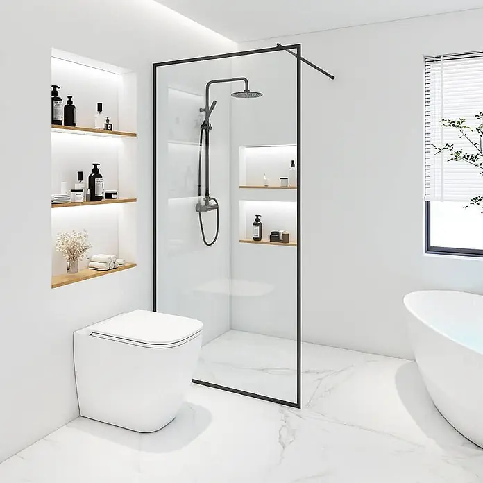 Home Deluxe Duschabtrennung BAKI schwarz 120 x 200 cm -  - Ein modernes, weißes Badezimmer mit begehbarer Dusche mit schwarzem Rahmen, einer schlanken Toilette und einer freistehenden Badewanne auf Marmorfliesen.