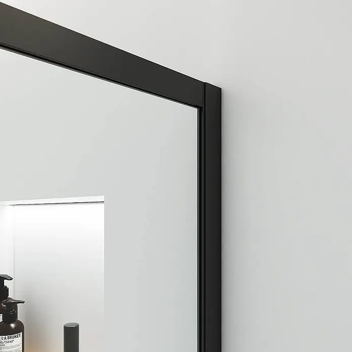 Home Deluxe Duschabtrennung BAKI schwarz 120 x 200 cm -  - Schwarz gerahmter Spiegel, der Seifenflaschen reflektiert.