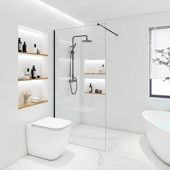Home Deluxe Duschabtrennung BAKI schwarz 80 x 200 cm -  - Ein modernes weißes Badezimmer mit Glasdusche, Toilette, Badewanne und beleuchteten Wandnischen.