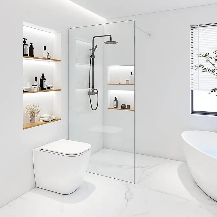 Home Deluxe Duschabtrennung BAKI Aluminium 160 x 200 cm -  - Modernes, minimalistisches Bad mit Glasdusche, wandhängendem WC und freistehender Wanne auf Marmorboden und beleuchteten Nischenregalen.