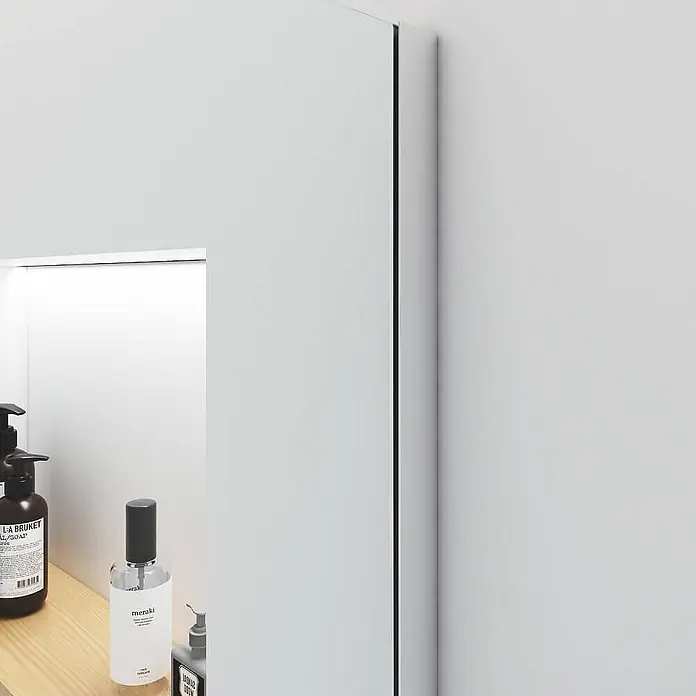 Home Deluxe Duschabtrennung BAKI Aluminium 160 x 200 cm -  - Weiße Schranktür mit schmalem schwarzem Spalt, dahinter Pflegeprodukte auf Holzablage.