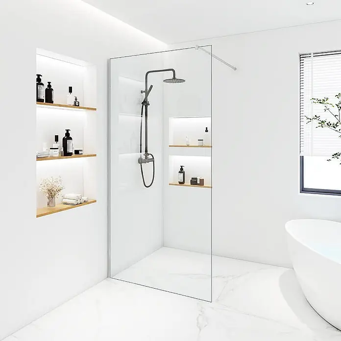 Home Deluxe Duschabtrennung BAKI Aluminium 160 x 200 cm -  - Ein modernes Badezimmer mit einer begehbaren Dusche, einer Klarglaswand und mattschwarzen Armaturen. Beleuchtete Nischenregale für Pflegeprodukte.