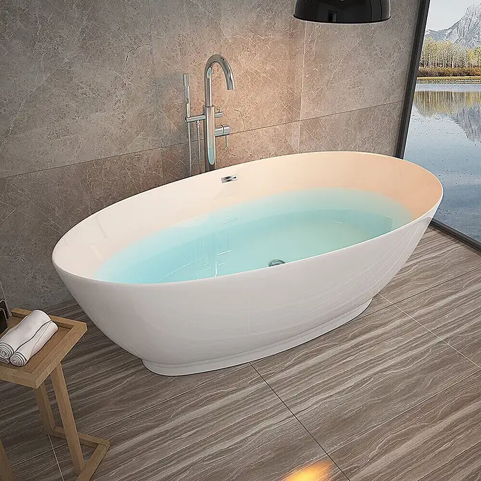 Home Deluxe Freistehende Badewanne DELIA - Weiß - Weiße freistehende Badewanne in modernem Bad mit Seeblick, mit Wasser gefüllt.