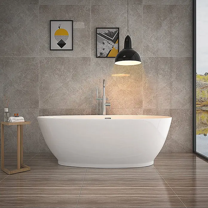 Home Deluxe Freistehende Badewanne DELIA - Weiß - Weiße freistehende Badewanne mit Standarmatur in modernem Badezimmer.