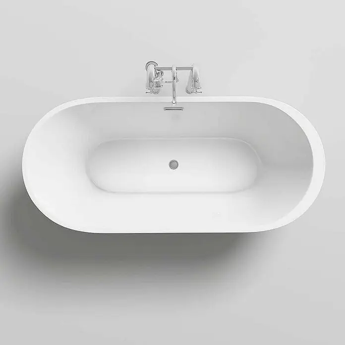 Home Deluxe Freistehende Badewanne CODO - Weiß - Weißes ovales freistehendes Badewanne mit Chromarmatur und Abfluss, von oben gesehen.