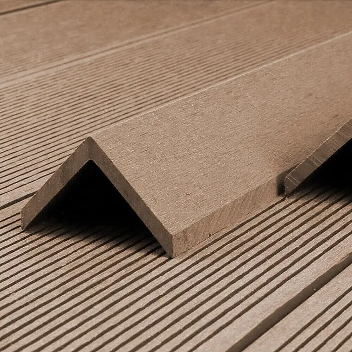 Home Deluxe Abschlussleiste FINEA -  - Braunes L-förmiges WPC-Terrassenprofil auf geriffelten Dielen.