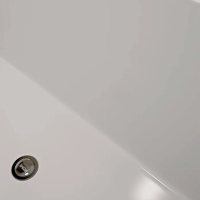 HOME DELUXE Badewanne AMBER - 170 x 58 x 80 cm -  - Chrom-Abflussstopfen mit "KROME DELUXE" Schriftzug in einer weißen Badewanne.