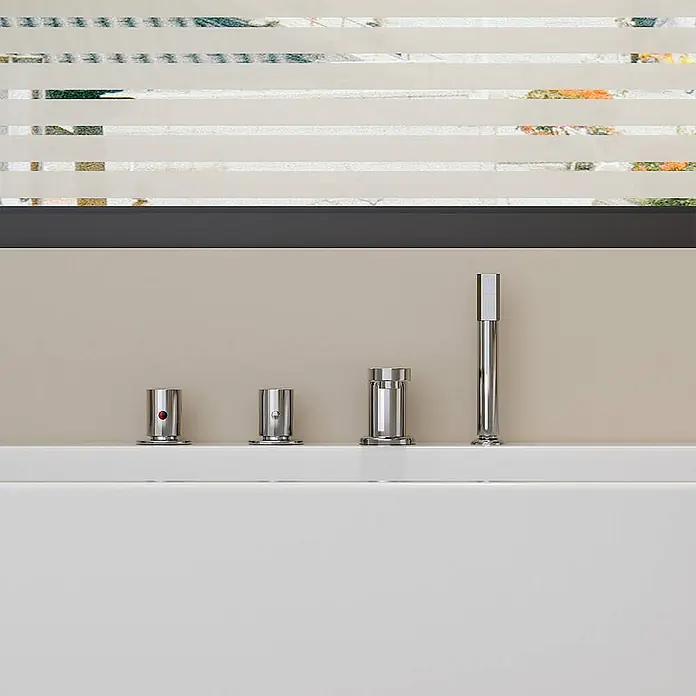 HOME DELUXE Badewanne AMBER - 170 x 58 x 80 cm -  - Verchromte Badewannenarmatur mit Auslauf, zwei Bedienknöpfen und Handbrause, auf weißem Wannenrand montiert.