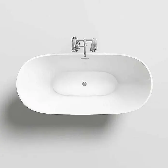 Home Deluxe Freistehende Badewanne OVALO - Weiß - Weißer ovaler freistehender Badewanne mit einem verchromten Wannenrandarmatur, von oben gesehen.