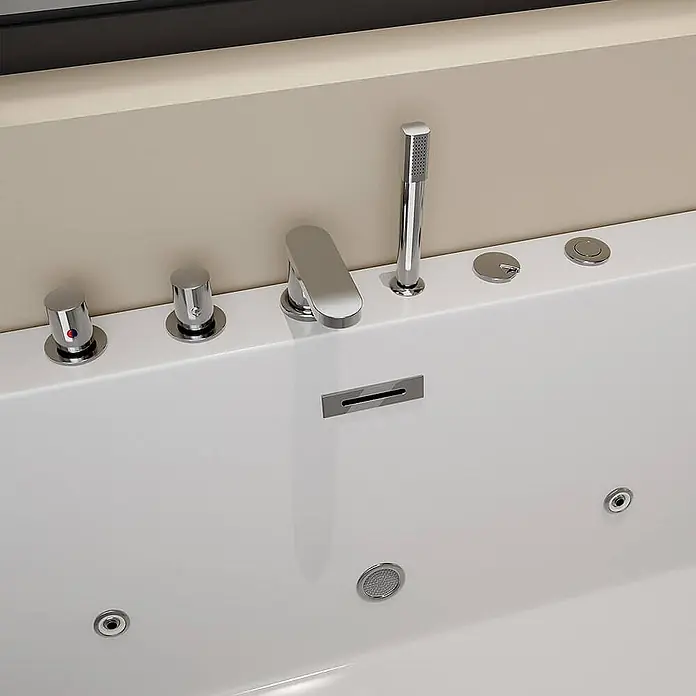 Home Deluxe Eckbadewanne AMBER inkl. Whirlpool-Funktion - Weiß - Weiße Badewanne mit polierter Chromarmatur, Handbrause, Bedienknöpfen, rechteckigem Überlauf und integrierten Hydromassagedüsen.