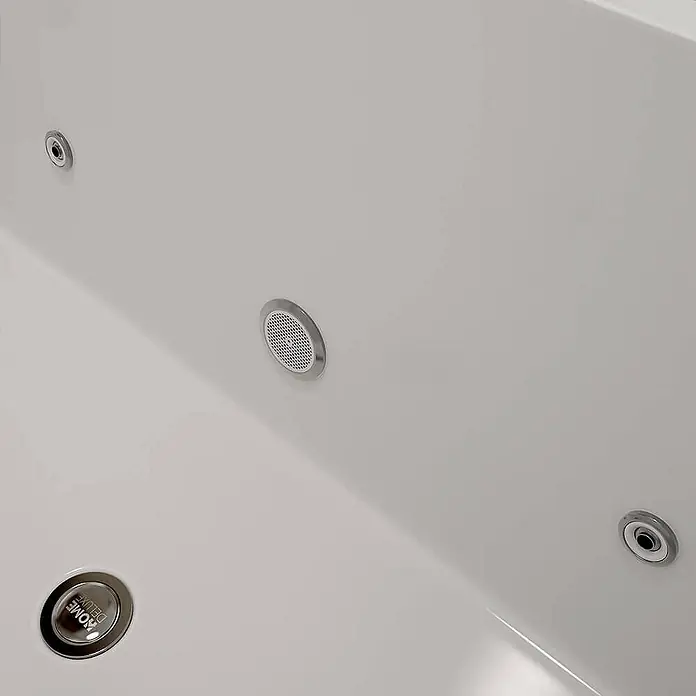 Home Deluxe Eckbadewanne AMBER inkl. Whirlpool-Funktion - Weiß - Weißer Badewanneninnenraum mit Chrom-Whirlpooldüsen und einem Chromabfluss.