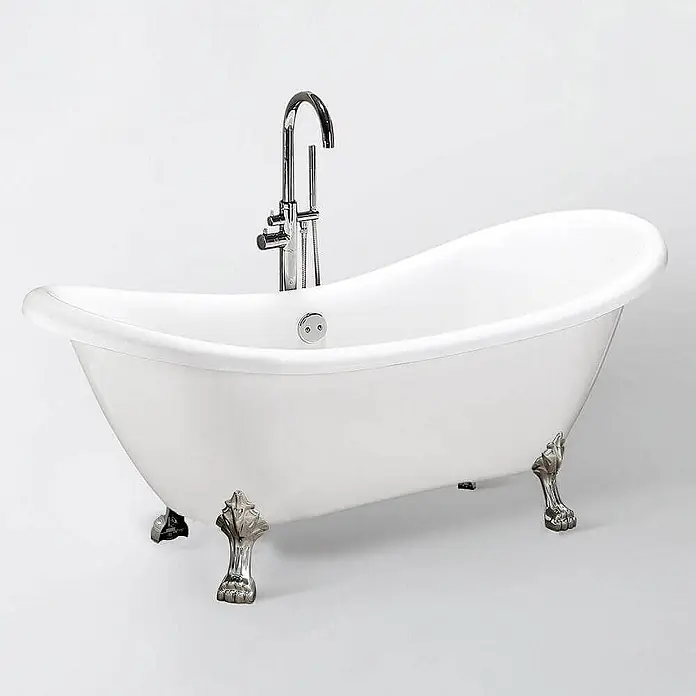 Home Deluxe Freistehende Badewanne FAMA - Weiß - Weiße freistehende Klauenfußbadewanne mit Chromarmatur und polierten silbernen Füßen.