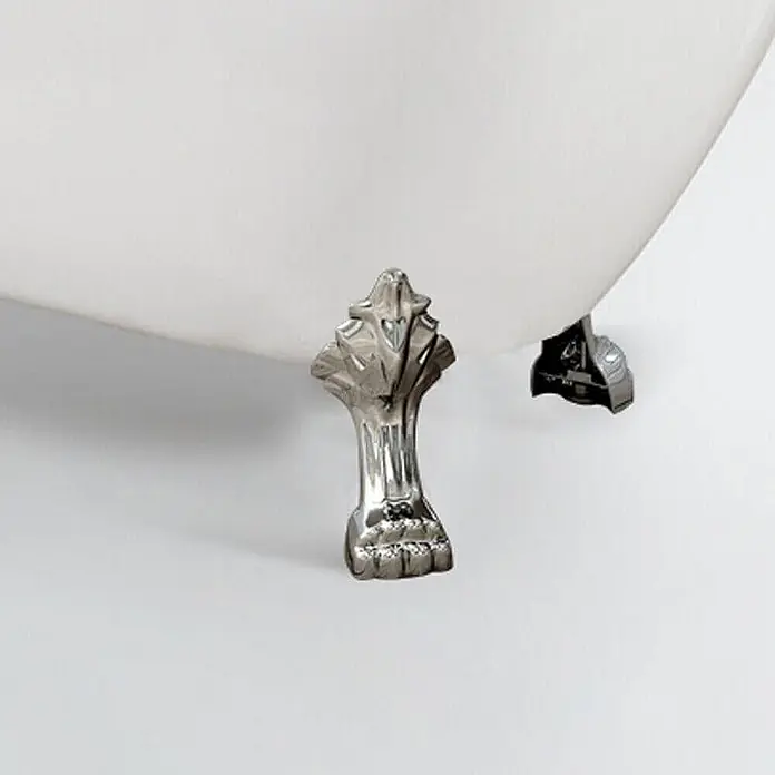 Home Deluxe Freistehende Badewanne FAMA - Weiß - Polierter, silberfarbener Badewannenfuß in Klauenform, der eine weiße Wanne trägt.