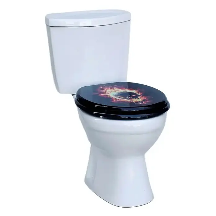 SAINOS WC-Sitz MDF WC-Sitz, Universal-O-Form, Absenkautomatik, Unten - MDF, Schwarz, Mit Absenkautomatik - Weiße Porzellantoilette mit schwarzem Toilettensitz und flammendem Totenkopfmotiv.